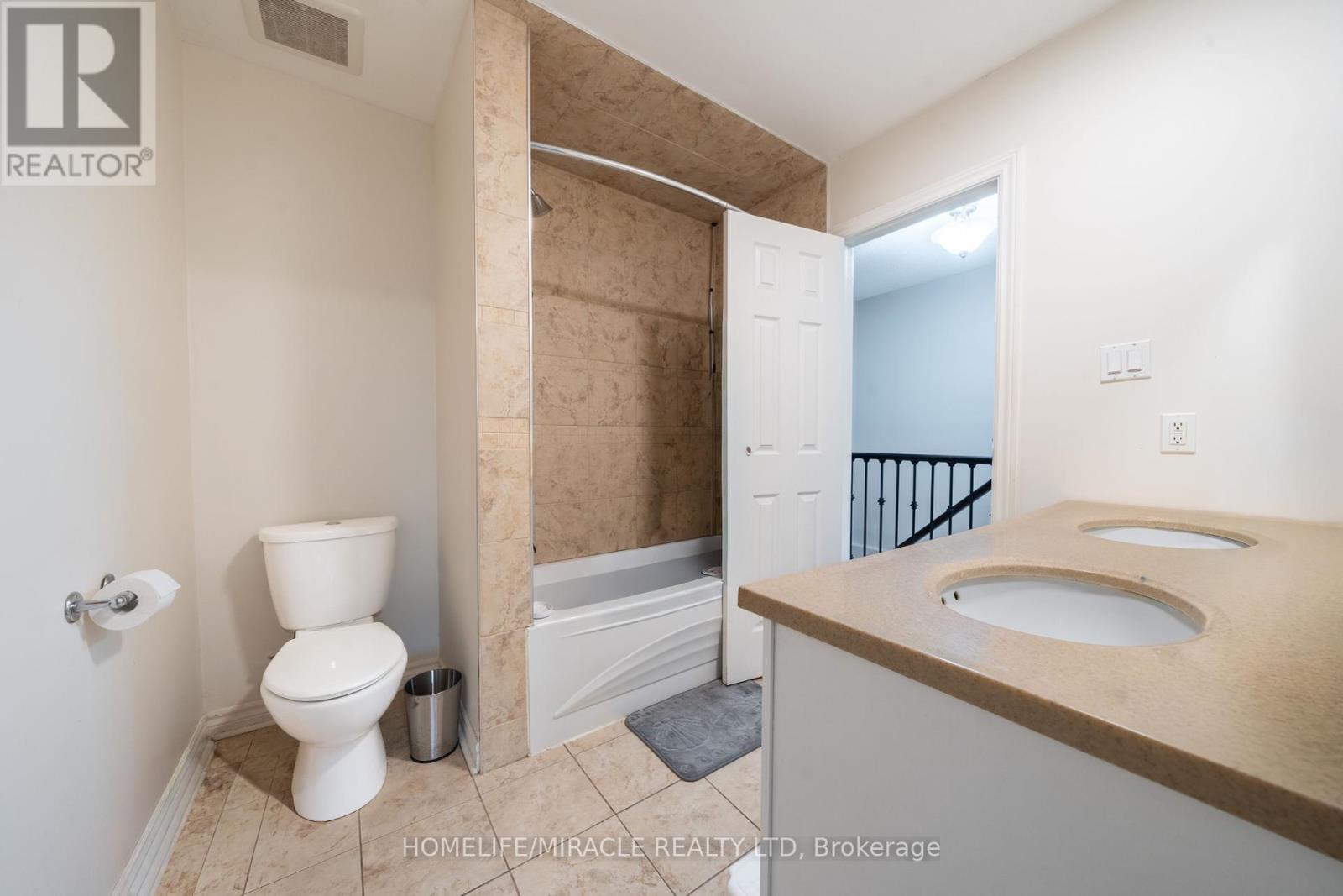 613 Galloway Crescent, Mississauga, Ontario  L5C 3R7 - Photo 25 - W12462554