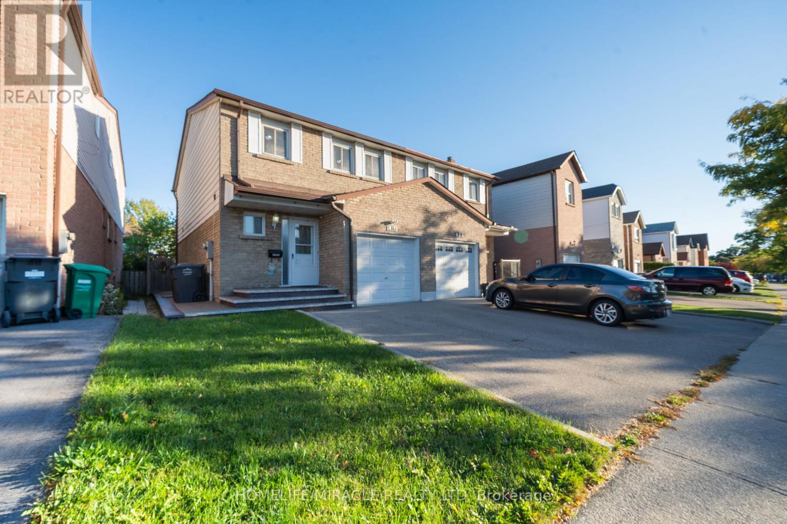 613 Galloway Crescent, Mississauga, Ontario  L5C 3R7 - Photo 3 - W12462554