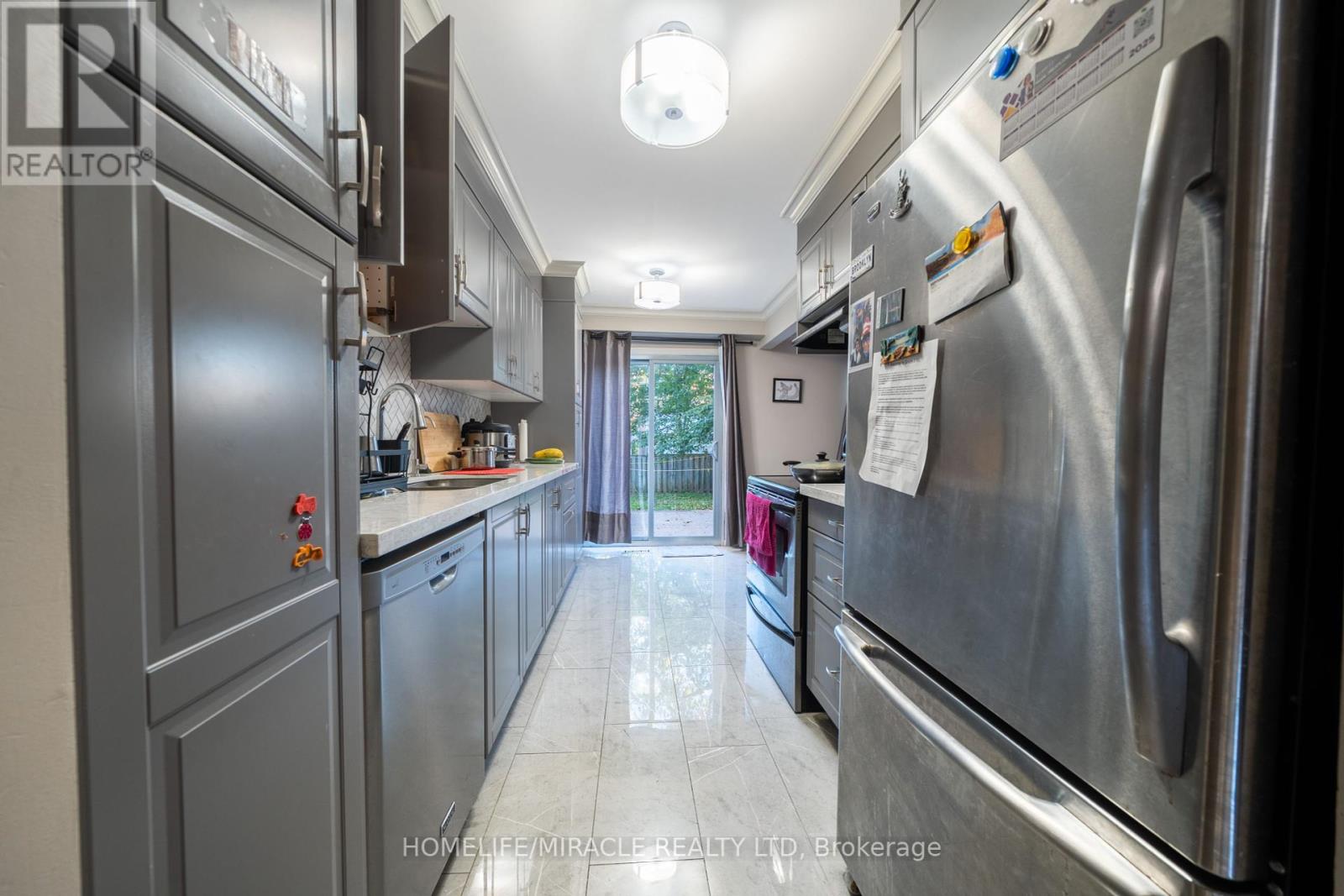 613 Galloway Crescent, Mississauga, Ontario  L5C 3R7 - Photo 9 - W12462554