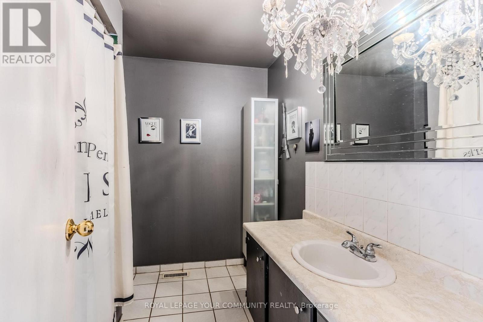 713 Ashburnha Place, Mississauga, Ontario  L5C 3W5 - Photo 14 - W12462561