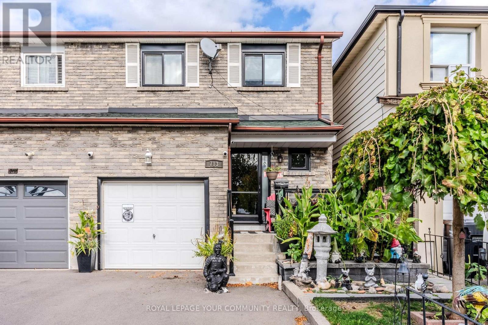 713 Ashburnha Place, Mississauga, Ontario  L5C 3W5 - Photo 2 - W12462561