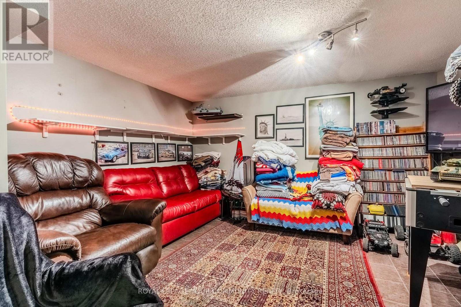 713 Ashburnha Place, Mississauga, Ontario  L5C 3W5 - Photo 22 - W12462561
