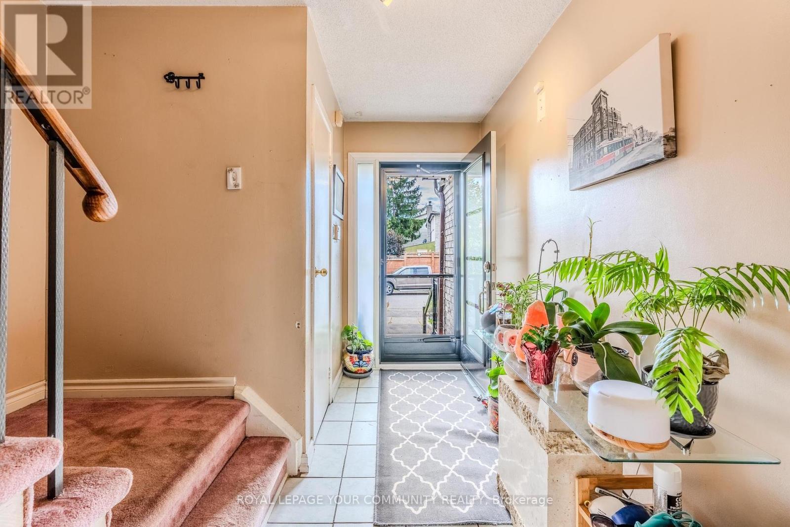 713 Ashburnha Place, Mississauga, Ontario  L5C 3W5 - Photo 3 - W12462561