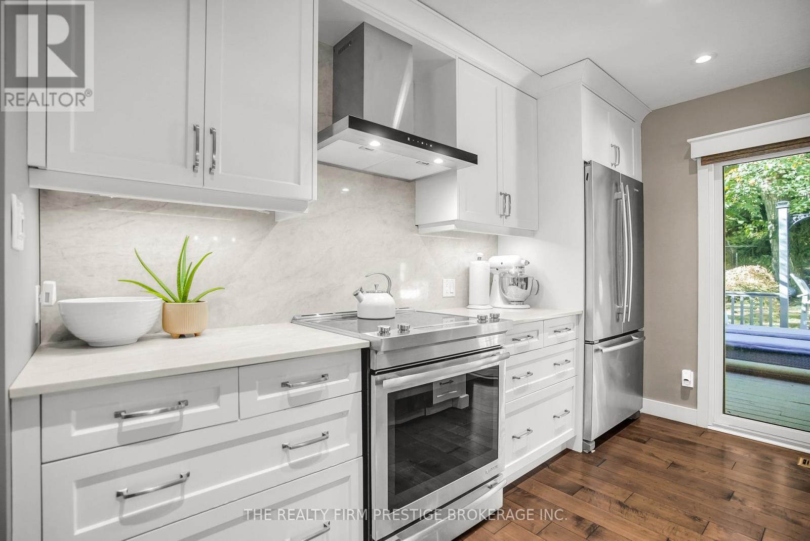 15 Rockford Crescent, London South, Ontario  N6K 3B5 - Photo 7 - X12438824