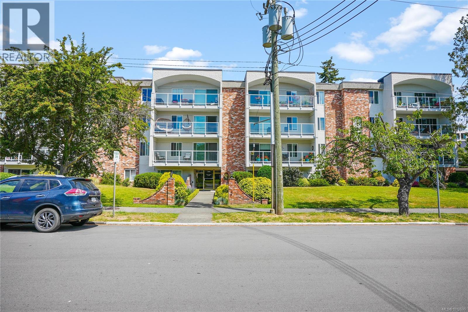 202 1040 Rockland Ave, Victoria, British Columbia