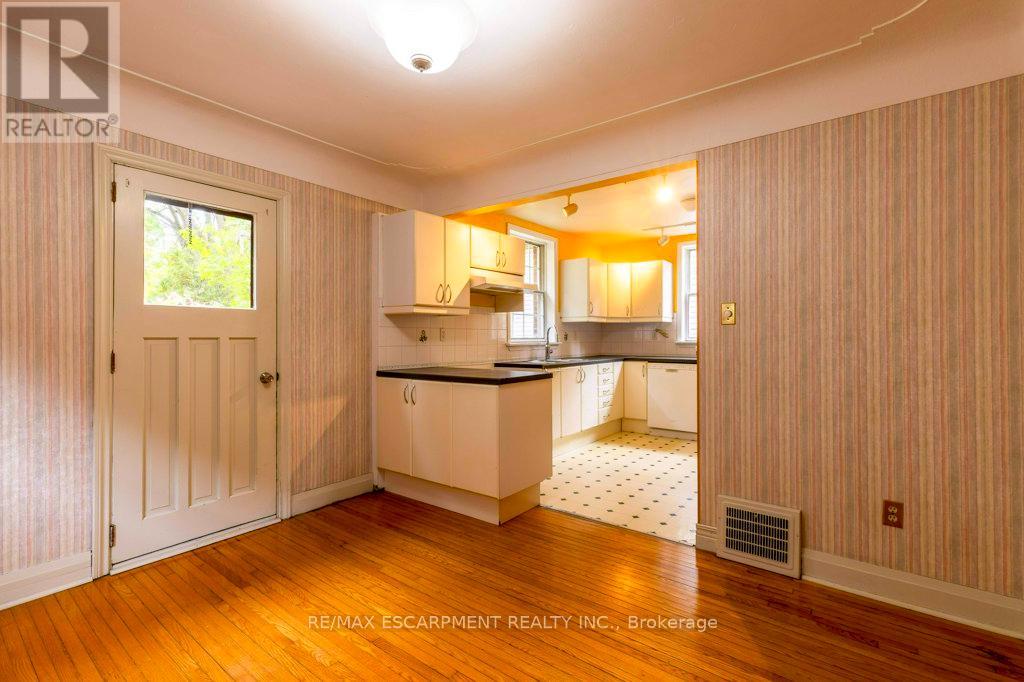 144 Whitney Avenue, Hamilton, Ontario  L8S 2G7 - Photo 11 - X12462533