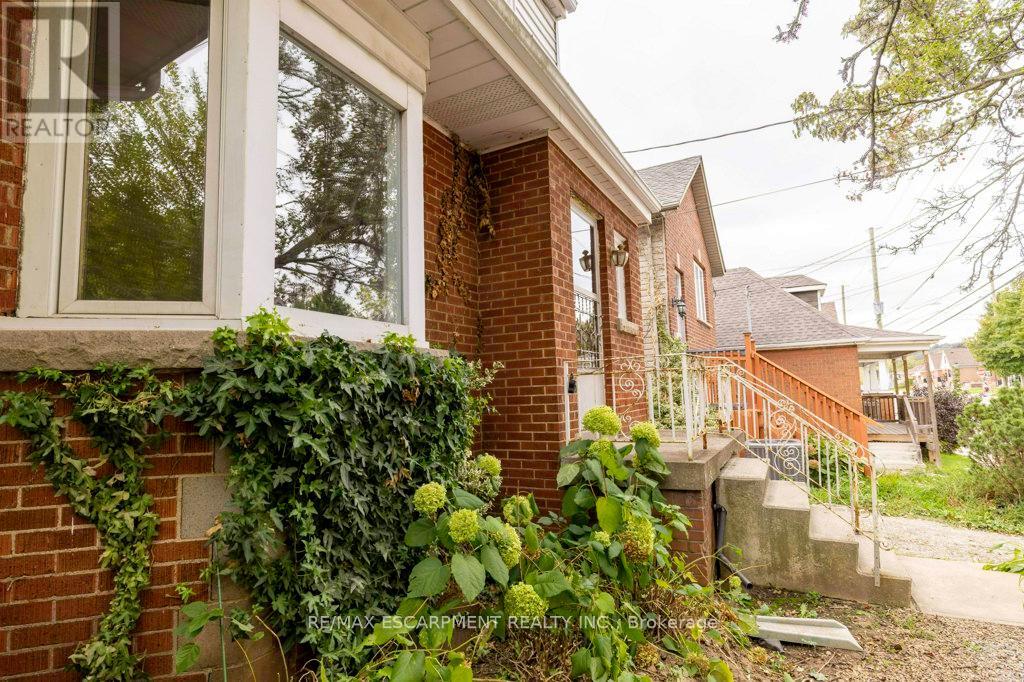 144 Whitney Avenue, Hamilton, Ontario  L8S 2G7 - Photo 3 - X12462533