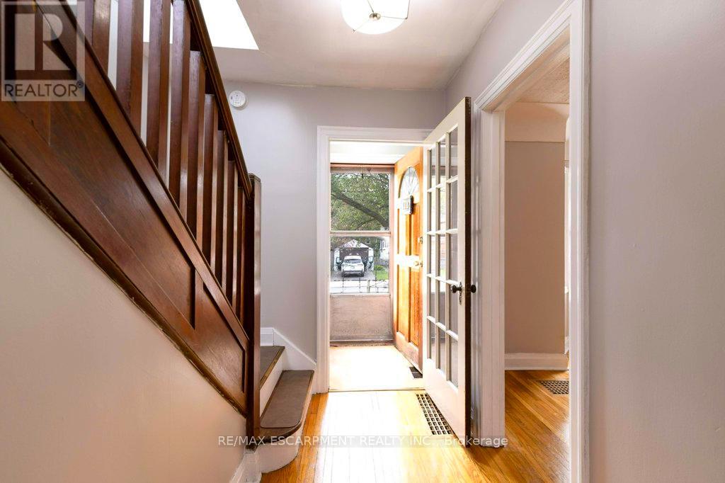 144 Whitney Avenue, Hamilton, Ontario  L8S 2G7 - Photo 4 - X12462533