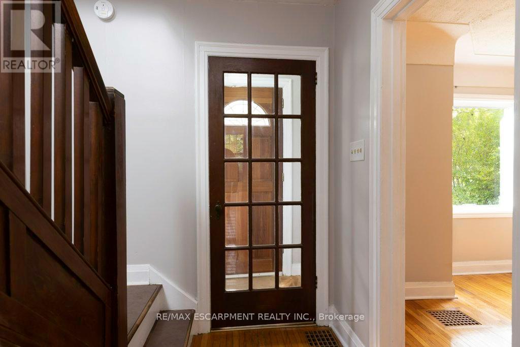 144 Whitney Avenue, Hamilton, Ontario  L8S 2G7 - Photo 5 - X12462533