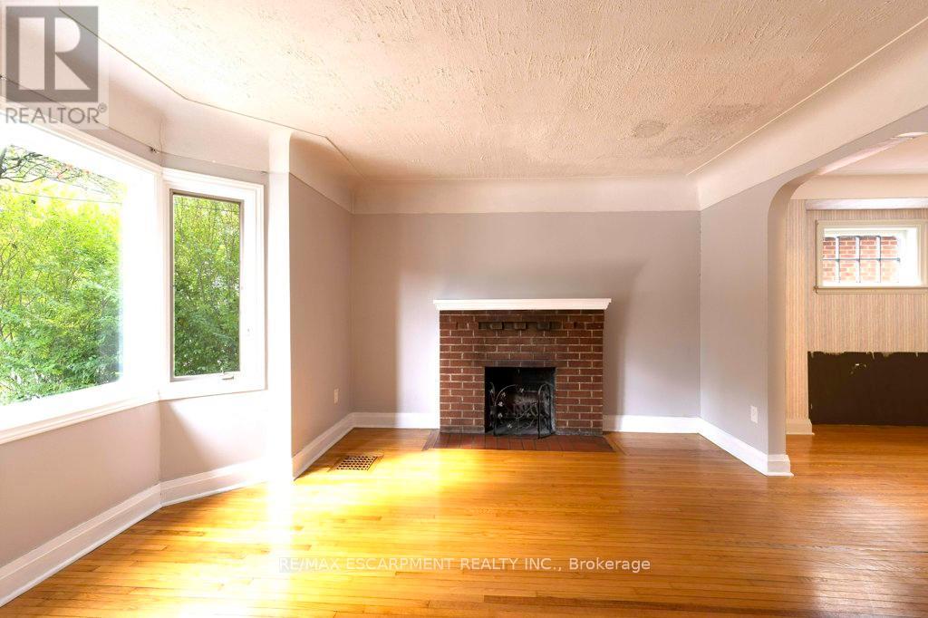 144 Whitney Avenue, Hamilton, Ontario  L8S 2G7 - Photo 6 - X12462533