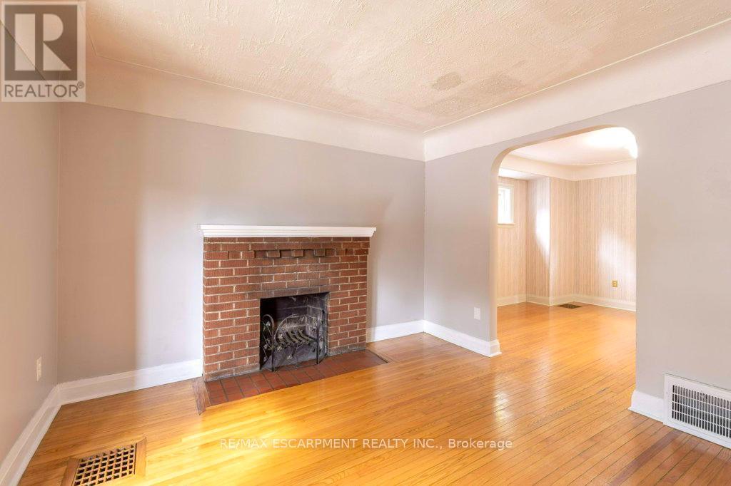 144 Whitney Avenue, Hamilton, Ontario  L8S 2G7 - Photo 7 - X12462533