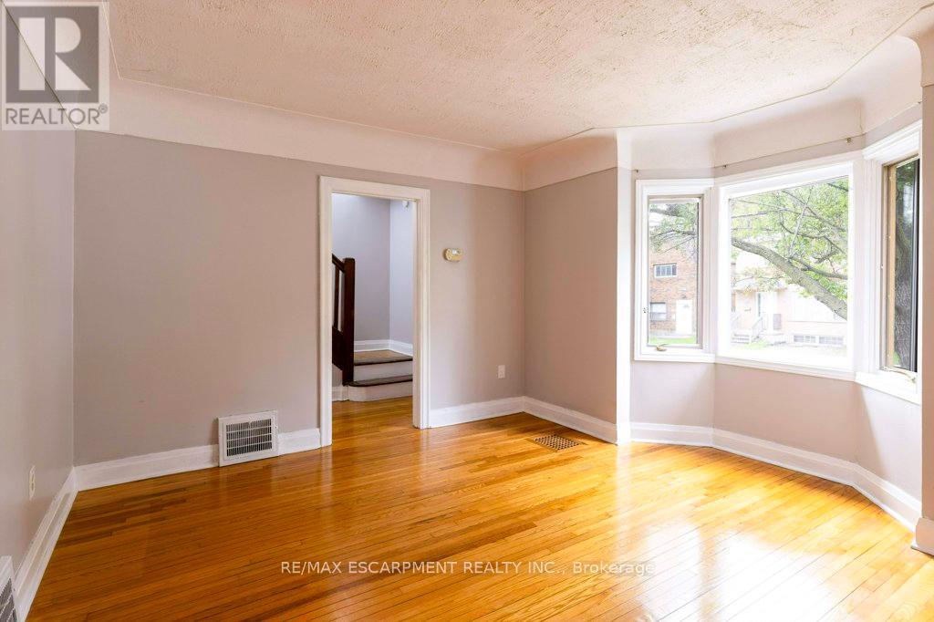 144 Whitney Avenue, Hamilton, Ontario  L8S 2G7 - Photo 9 - X12462533