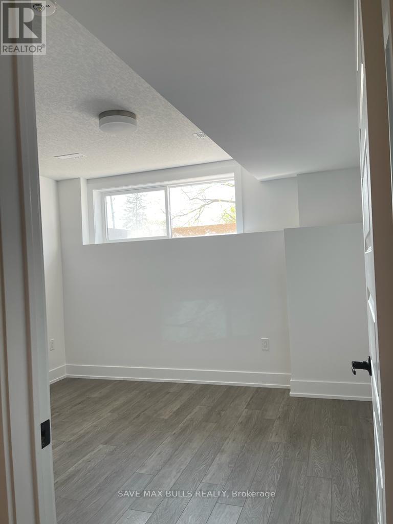 0005 - 99 Roger Street, Waterloo, Ontario  N2J 1A4 - Photo 3 - X12462574