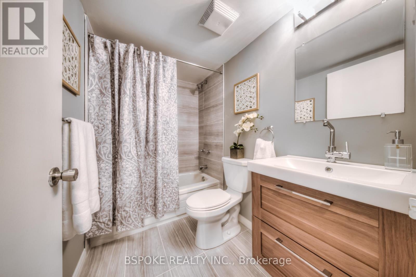 804 - 260 Queens Quay W, Toronto, Ontario  M5J 2N3 - Photo 7 - C12462649