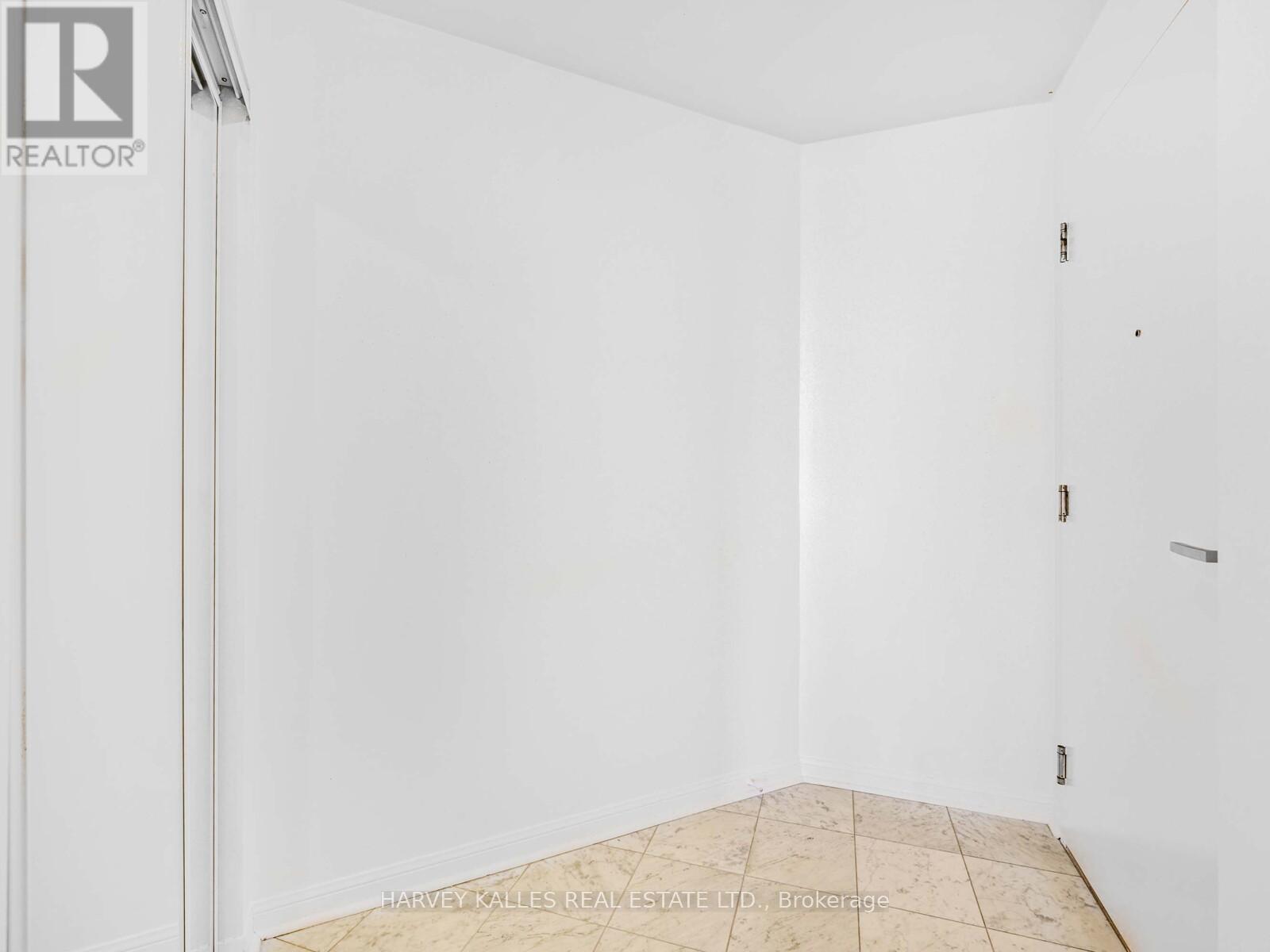 1115 - 228 Queens Quay W, Toronto, Ontario  M5J 2X1 - Photo 3 - C12462699