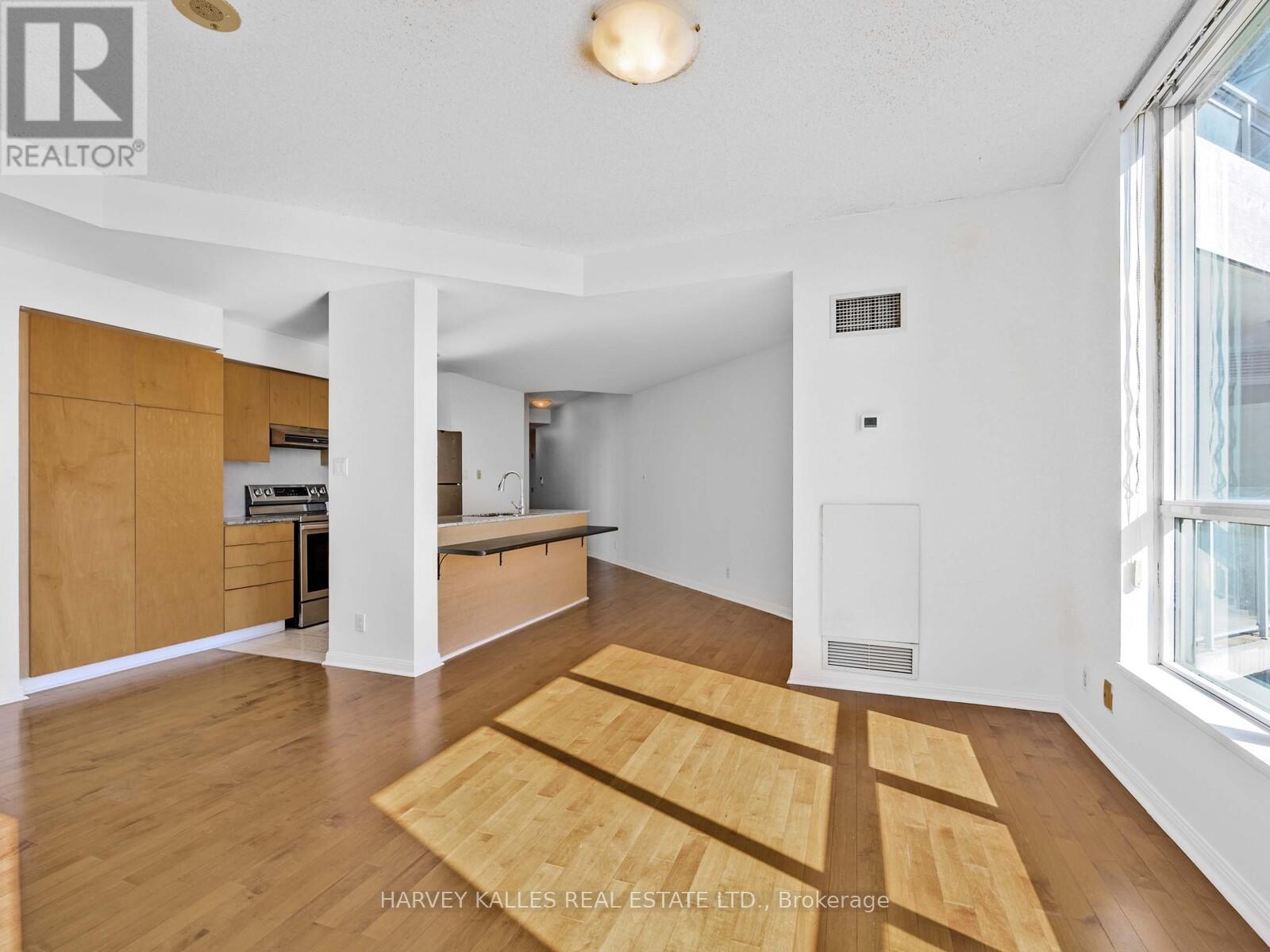 1115 - 228 Queens Quay W, Toronto, Ontario  M5J 2X1 - Photo 9 - C12462699