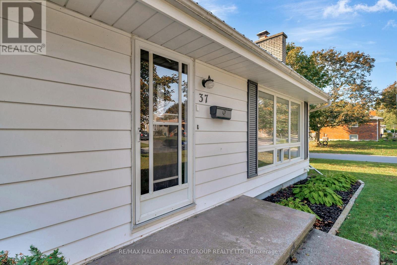 37 Elizabeth Crescent, Belleville, Ontario  K8N 1K7 - Photo 3 - X12462812