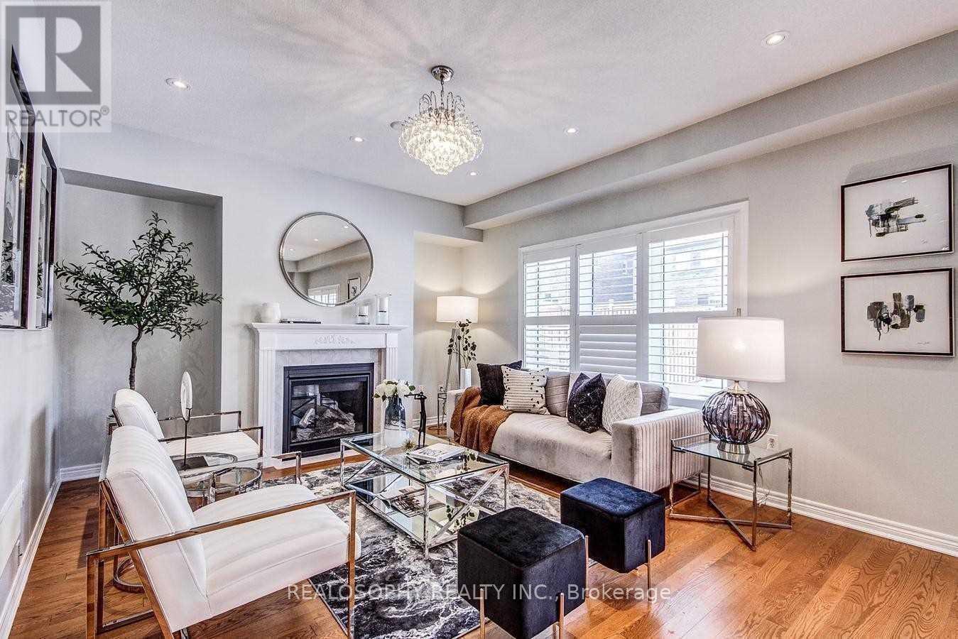 16 John Moore Road, East Gwillimbury, Ontario  L9N 0P4 - Photo 4 - N12462630