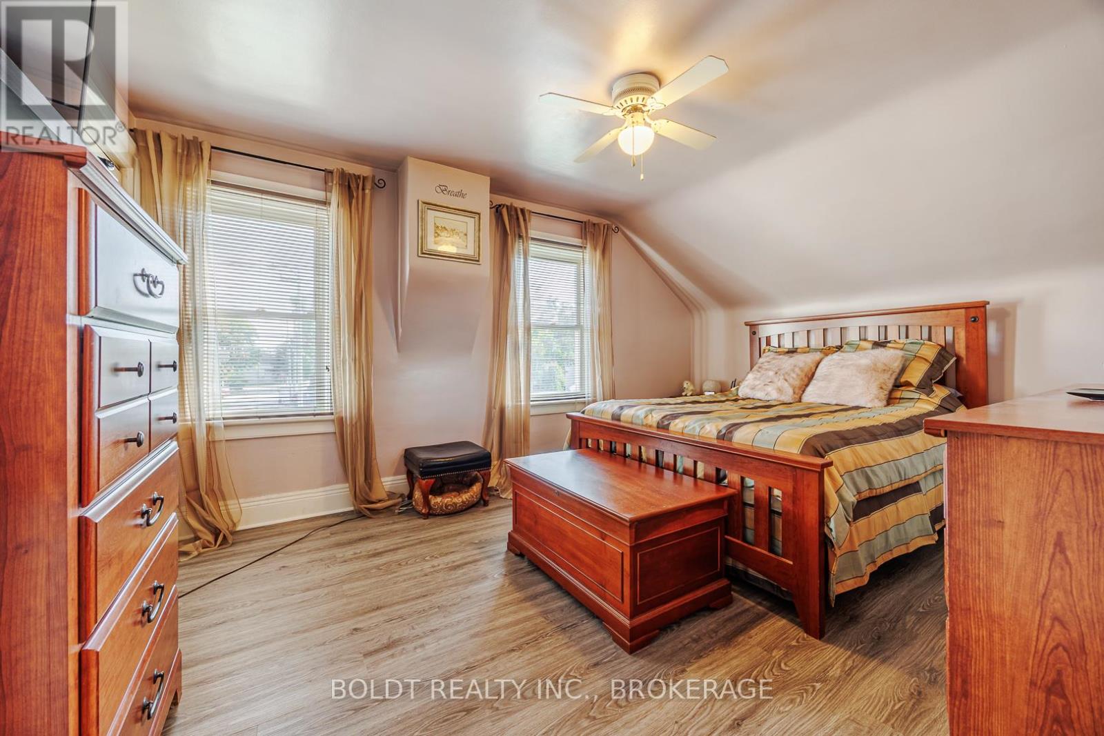 73 Chapel Street N, Thorold, Ontario  L2V 2E5 - Photo 14 - X12454850