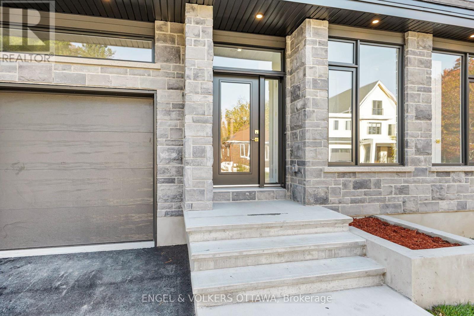 48 Mcnaughton Avenue, Ottawa, Ontario  K1S 0J2 - Photo 2 - X12462778