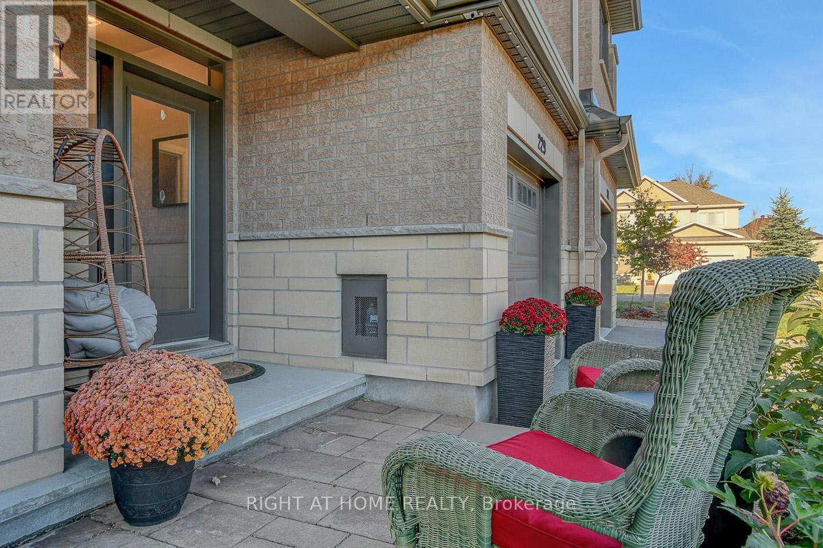 229 Purchase Crescent, Ottawa, Ontario  K2S 2L7 - Photo 3 - X12462788
