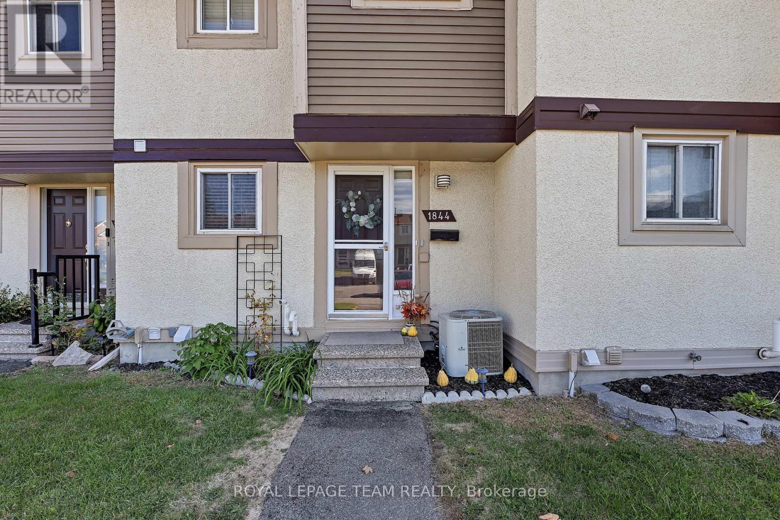 1844 Stonehenge Crescent, Ottawa, Ontario  K1B 4Z9 - Photo 3 - X12462851