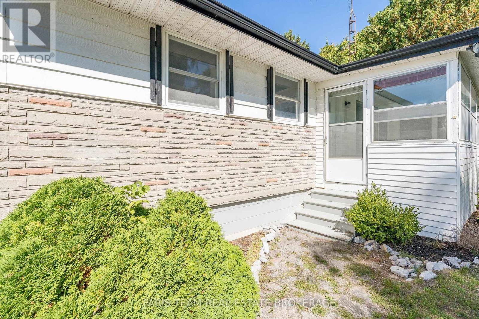 2570 Sunnidale Road, Springwater, Ontario  L0M 1T2 - Photo 4 - S12462644
