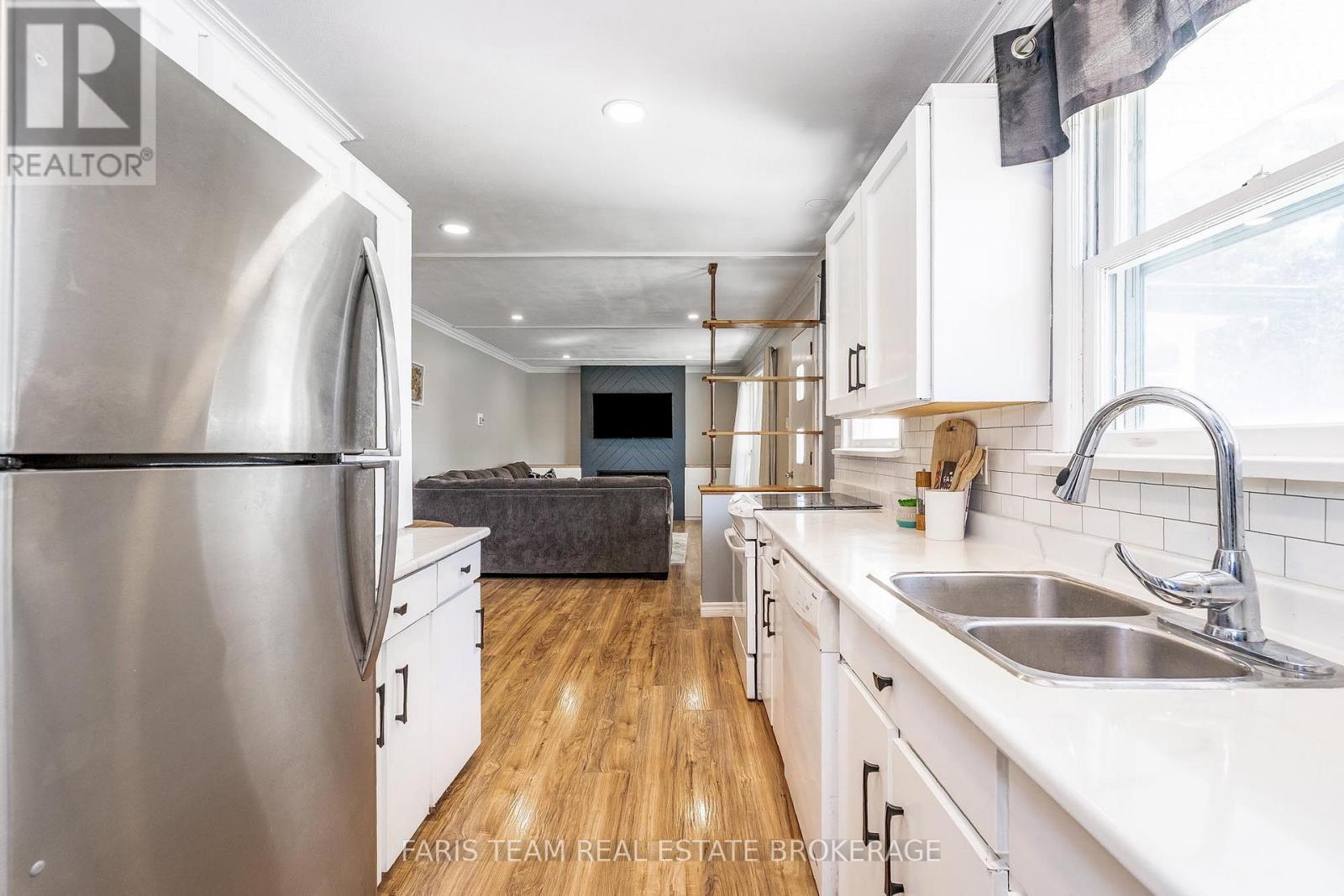 2570 Sunnidale Road, Springwater, Ontario  L0M 1T2 - Photo 6 - S12462644