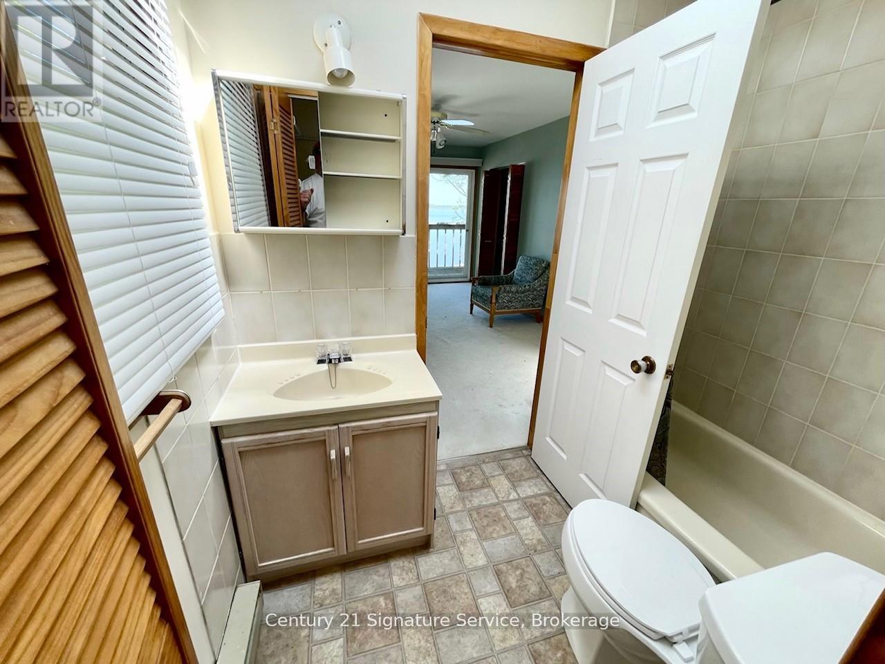 264 Robins Point Road, Tay, Ontario  L0K 2A0 - Photo 15 - S12462766