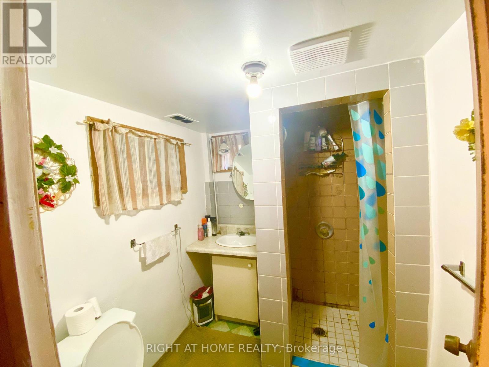 33 Waniska Avenue, Toronto, Ontario  M8Y 1R1 - Photo 11 - W12452103