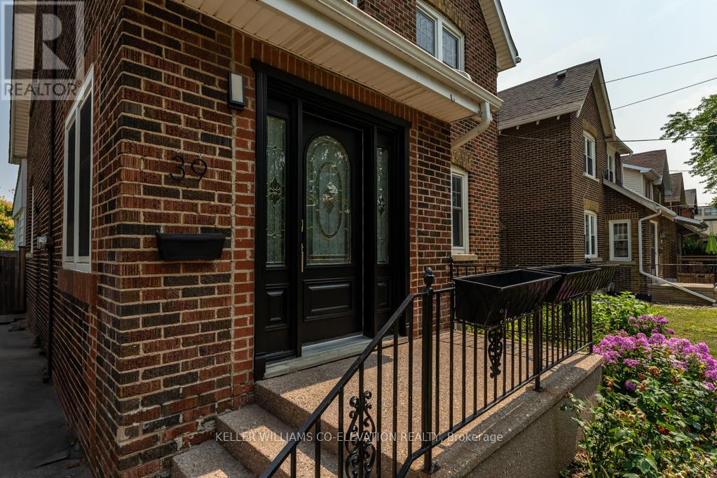 39 Court Street N, Milton, Ontario  L9T 2S2 - Photo 5 - W12462676