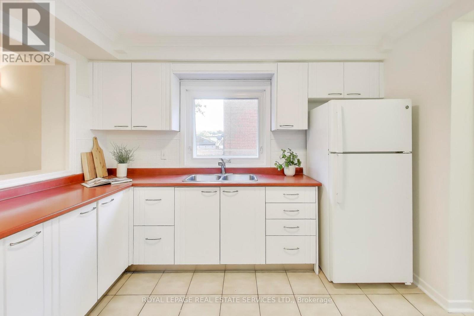 135 Giltspur Drive, Toronto, Ontario  M3L 1M4 - Photo 12 - W12462680