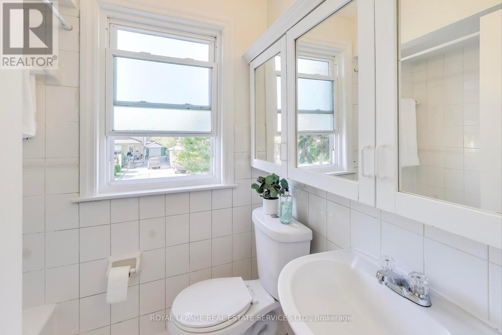135 Giltspur Drive, Toronto, Ontario  M3L 1M4 - Photo 24 - W12462680