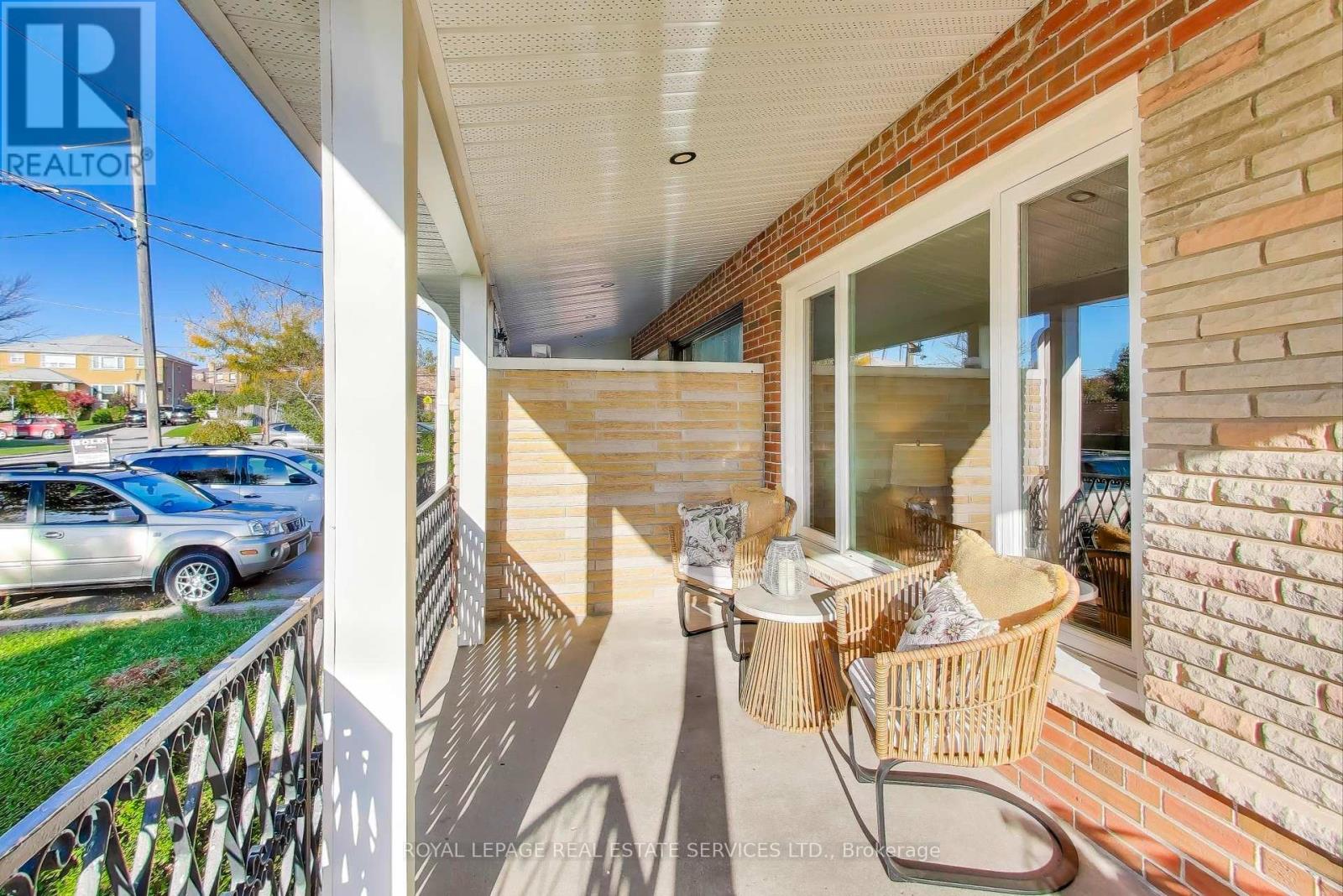 135 Giltspur Drive, Toronto, Ontario  M3L 1M4 - Photo 4 - W12462680