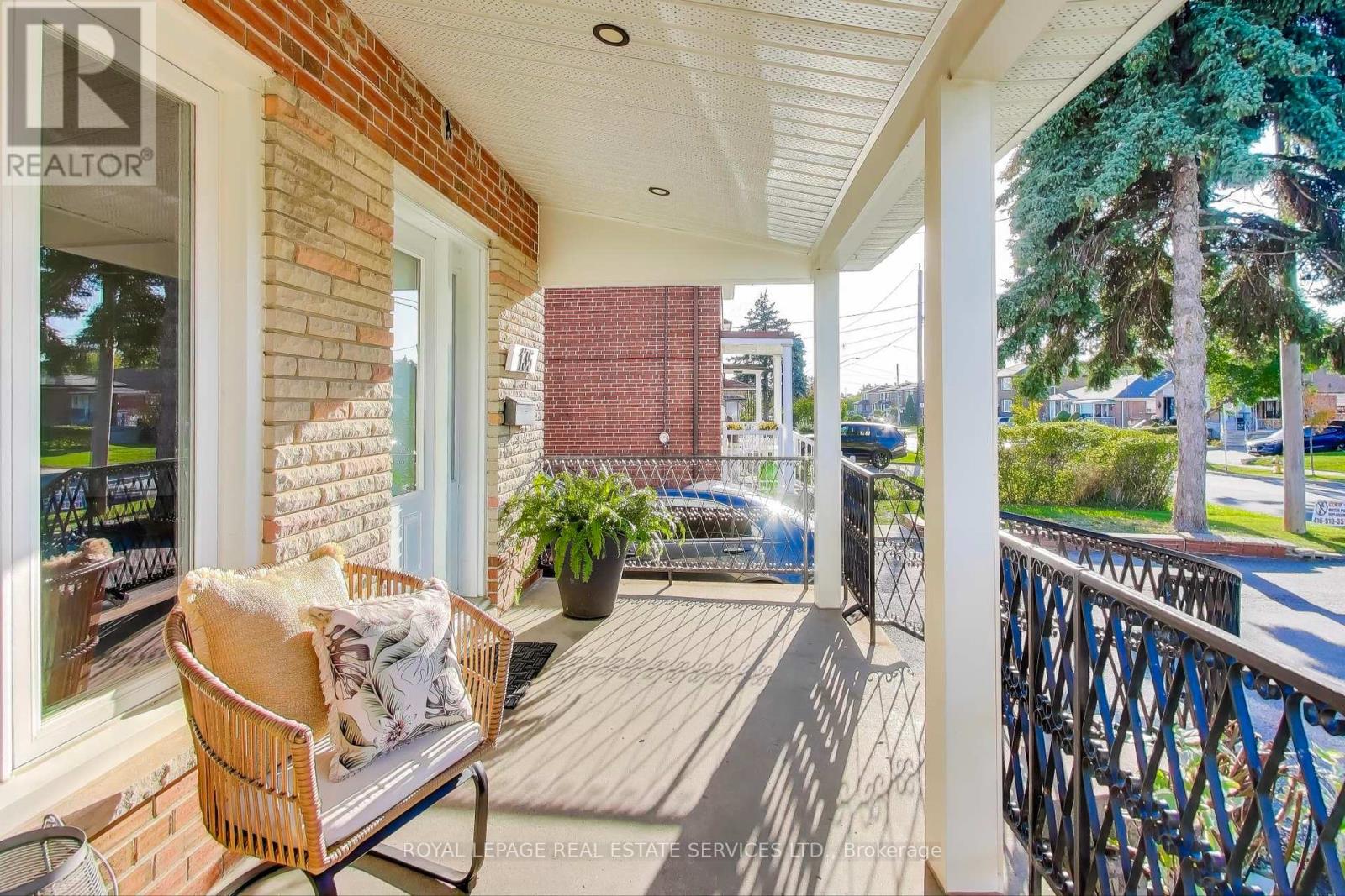 135 Giltspur Drive, Toronto, Ontario  M3L 1M4 - Photo 5 - W12462680
