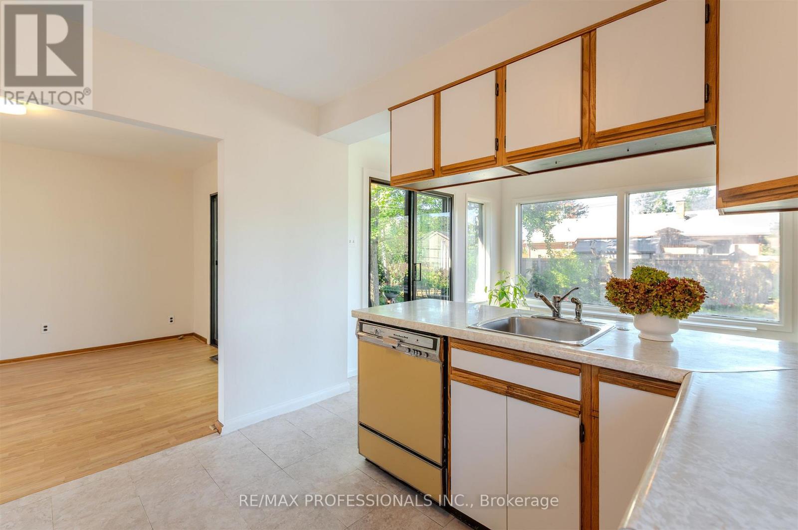 98 Ambleside Avenue, Toronto, Ontario  M8Z 2J1 - Photo 12 - W12462719