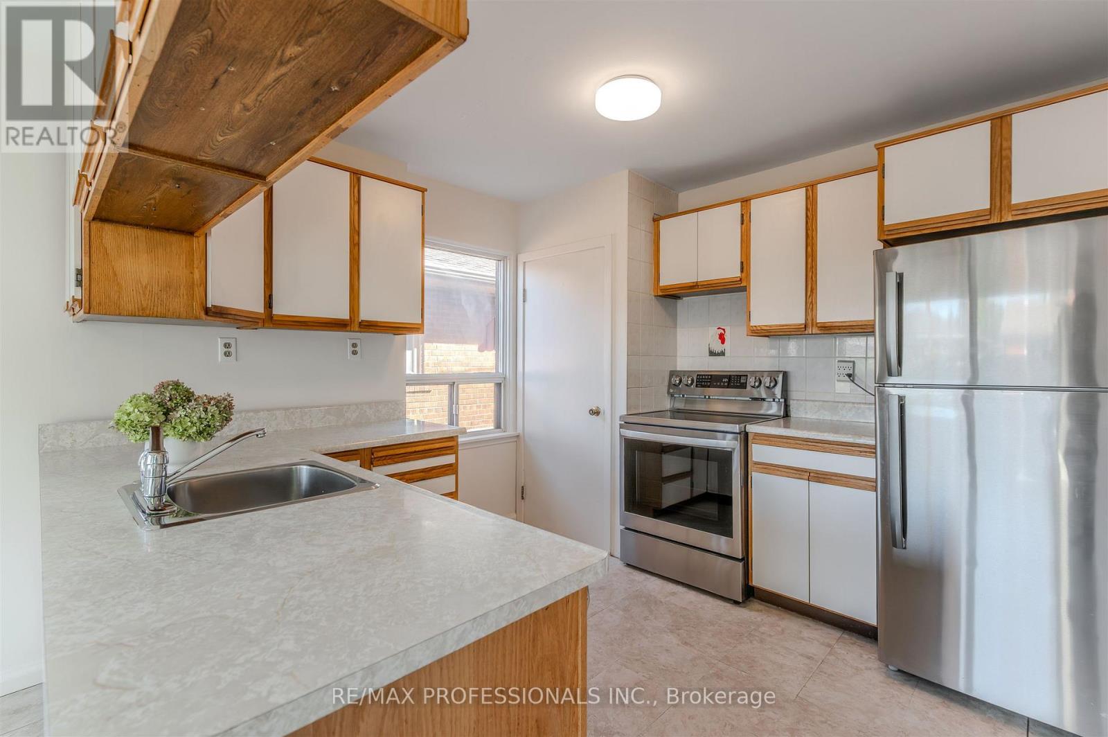 98 Ambleside Avenue, Toronto, Ontario  M8Z 2J1 - Photo 13 - W12462719