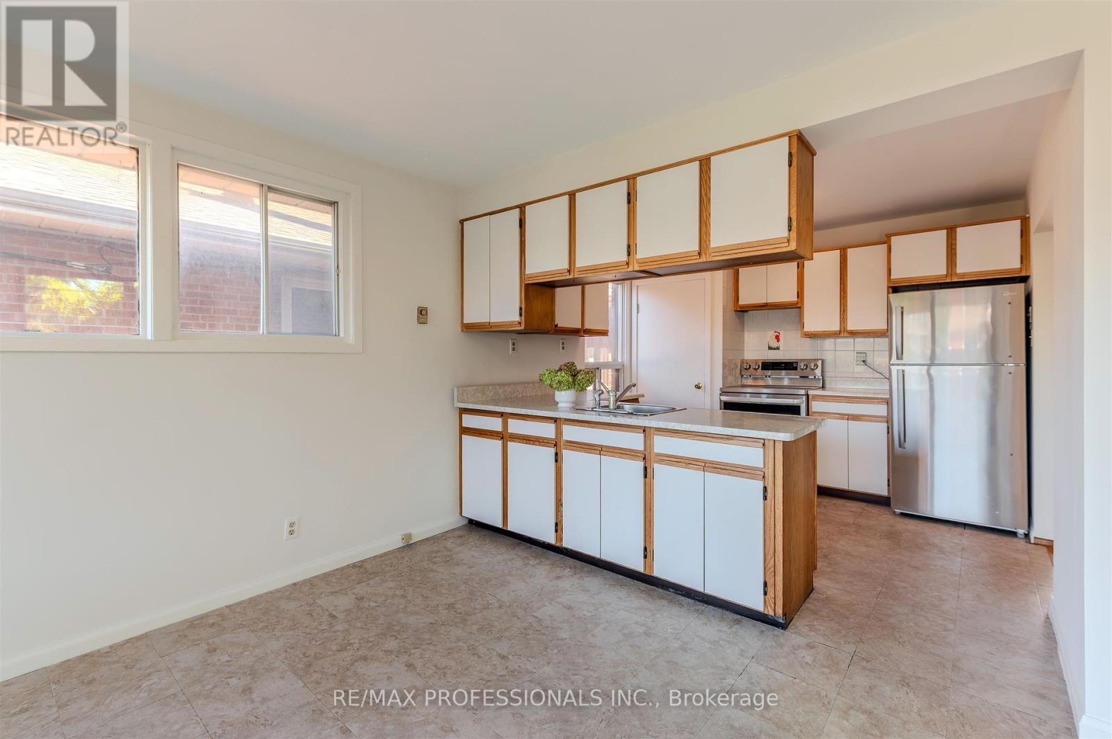 98 Ambleside Avenue, Toronto, Ontario  M8Z 2J1 - Photo 14 - W12462719