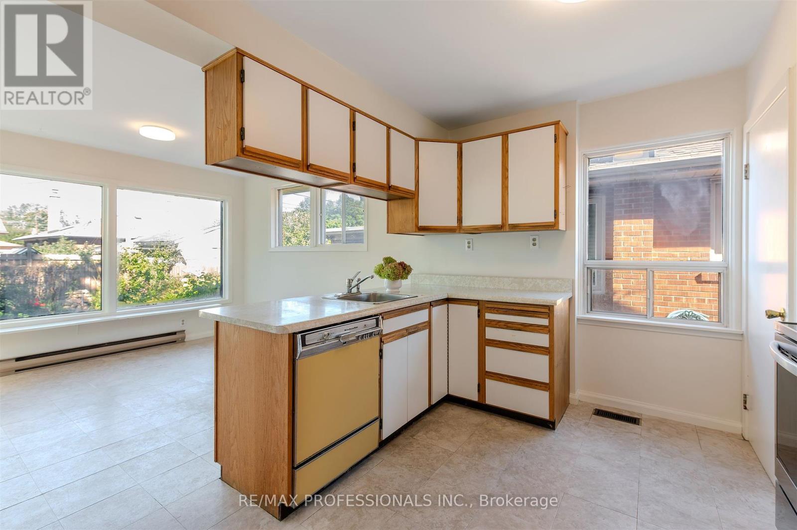 98 Ambleside Avenue, Toronto, Ontario  M8Z 2J1 - Photo 15 - W12462719