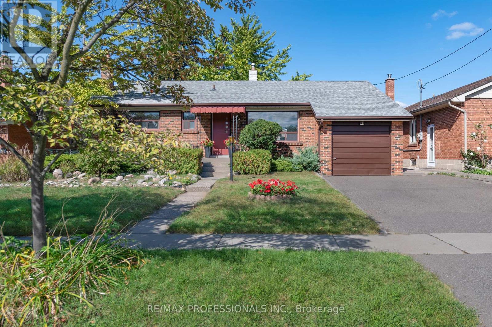 98 Ambleside Avenue, Toronto, Ontario  M8Z 2J1 - Photo 2 - W12462719