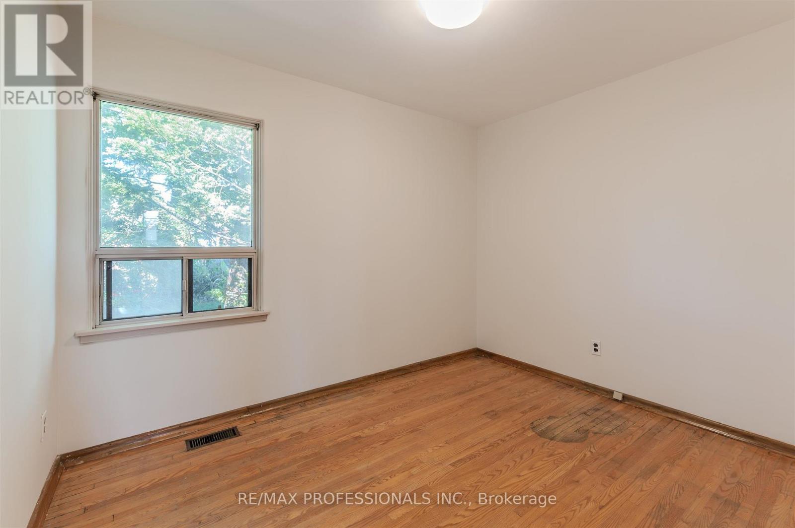 98 Ambleside Avenue, Toronto, Ontario  M8Z 2J1 - Photo 22 - W12462719