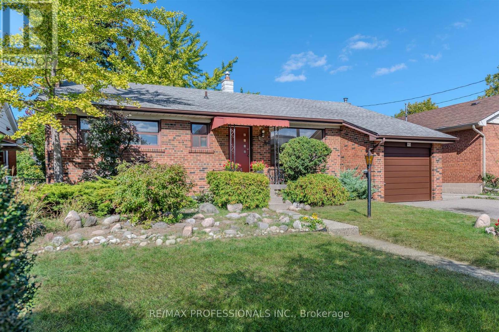 98 Ambleside Avenue, Toronto, Ontario  M8Z 2J1 - Photo 3 - W12462719