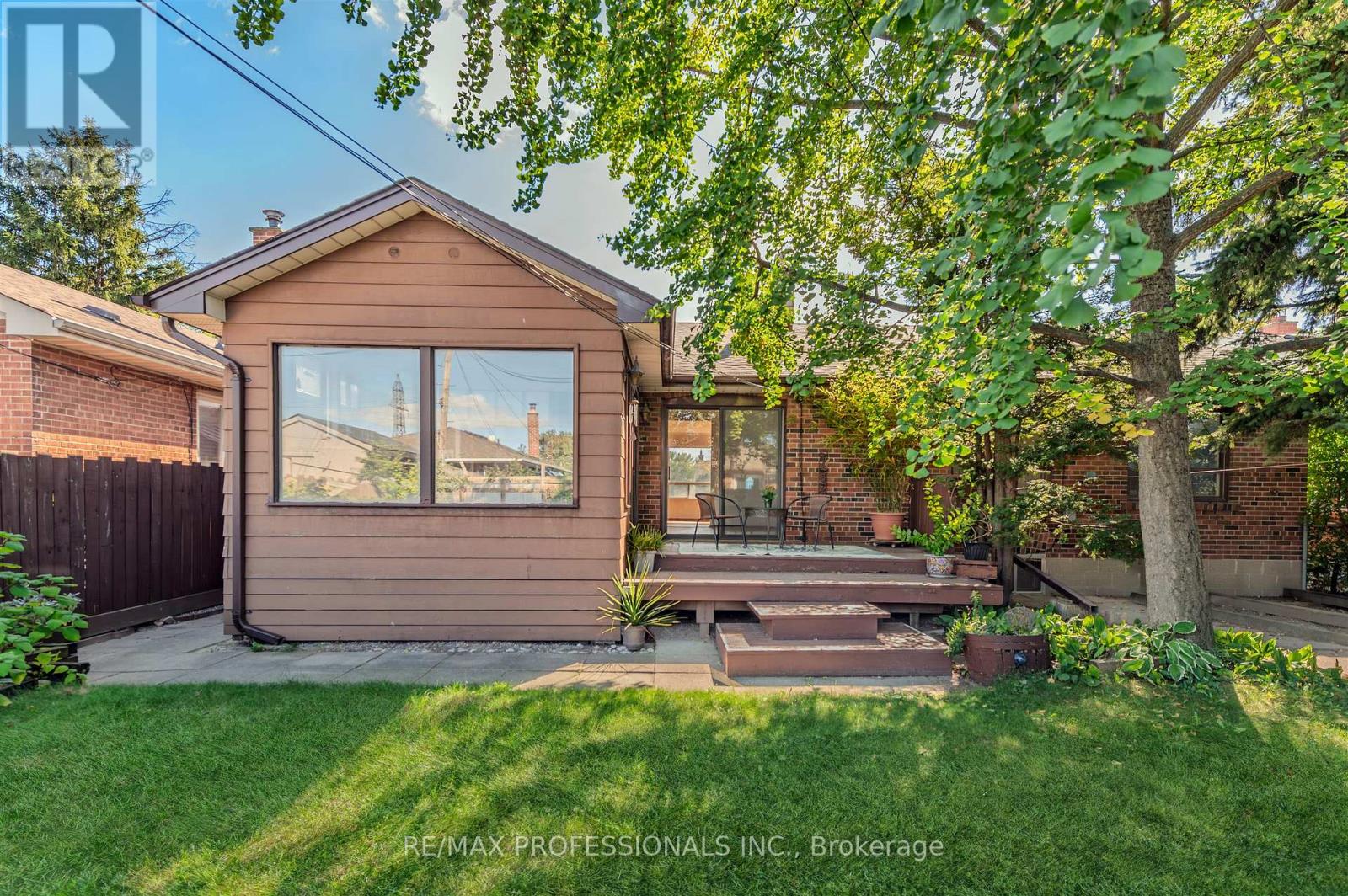 98 Ambleside Avenue, Toronto, Ontario  M8Z 2J1 - Photo 31 - W12462719