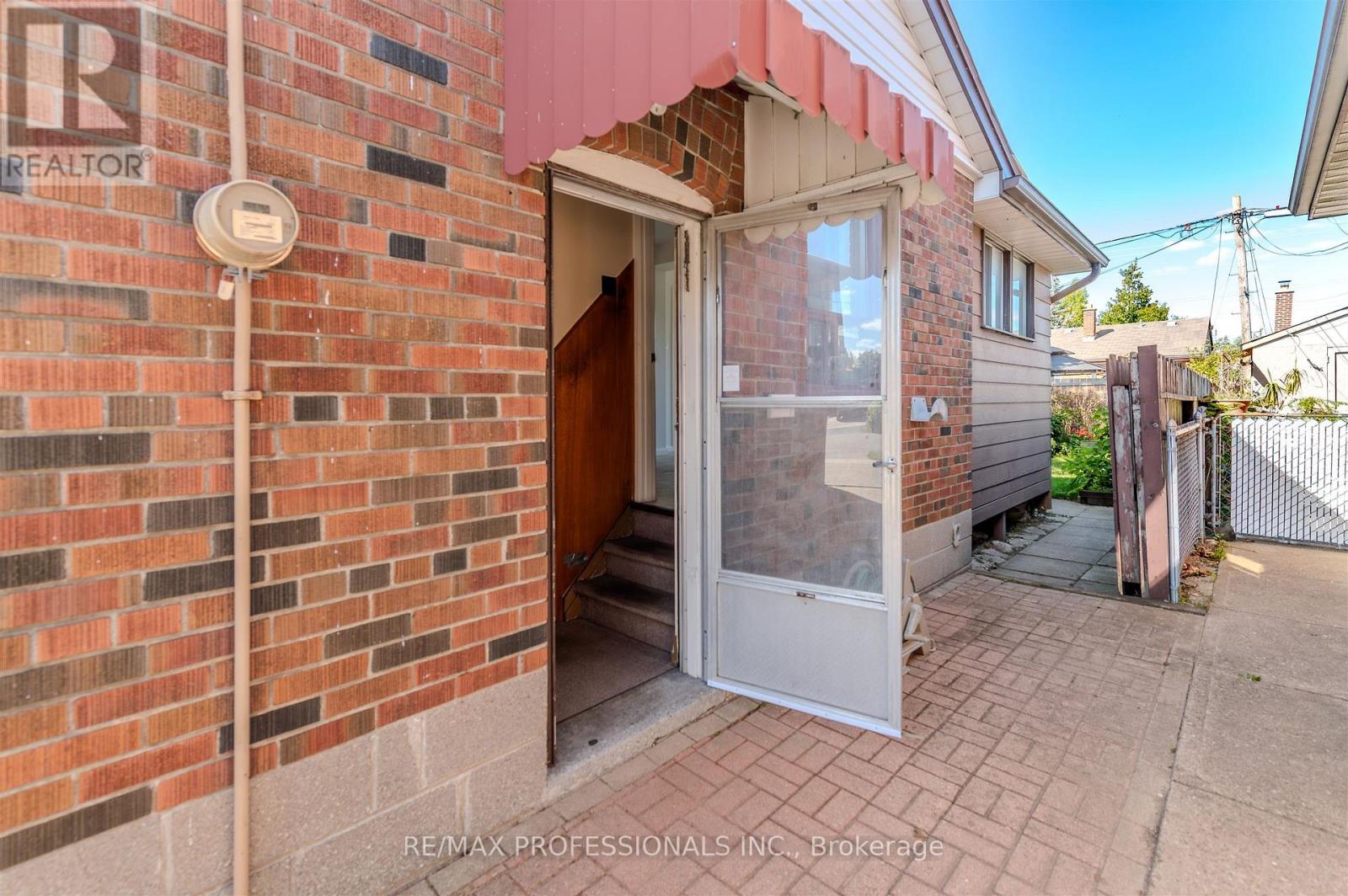 98 Ambleside Avenue, Toronto, Ontario  M8Z 2J1 - Photo 33 - W12462719