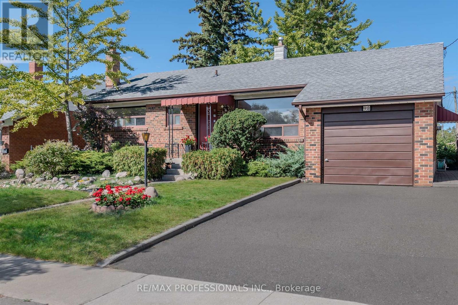 98 Ambleside Avenue, Toronto, Ontario  M8Z 2J1 - Photo 4 - W12462719