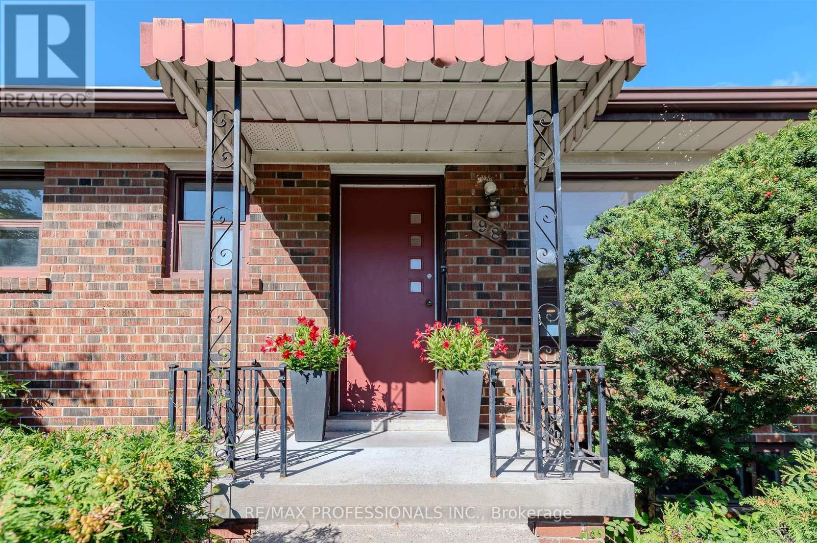 98 Ambleside Avenue, Toronto, Ontario  M8Z 2J1 - Photo 5 - W12462719