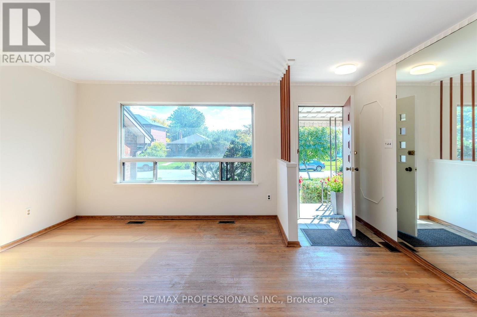 98 Ambleside Avenue, Toronto, Ontario  M8Z 2J1 - Photo 6 - W12462719
