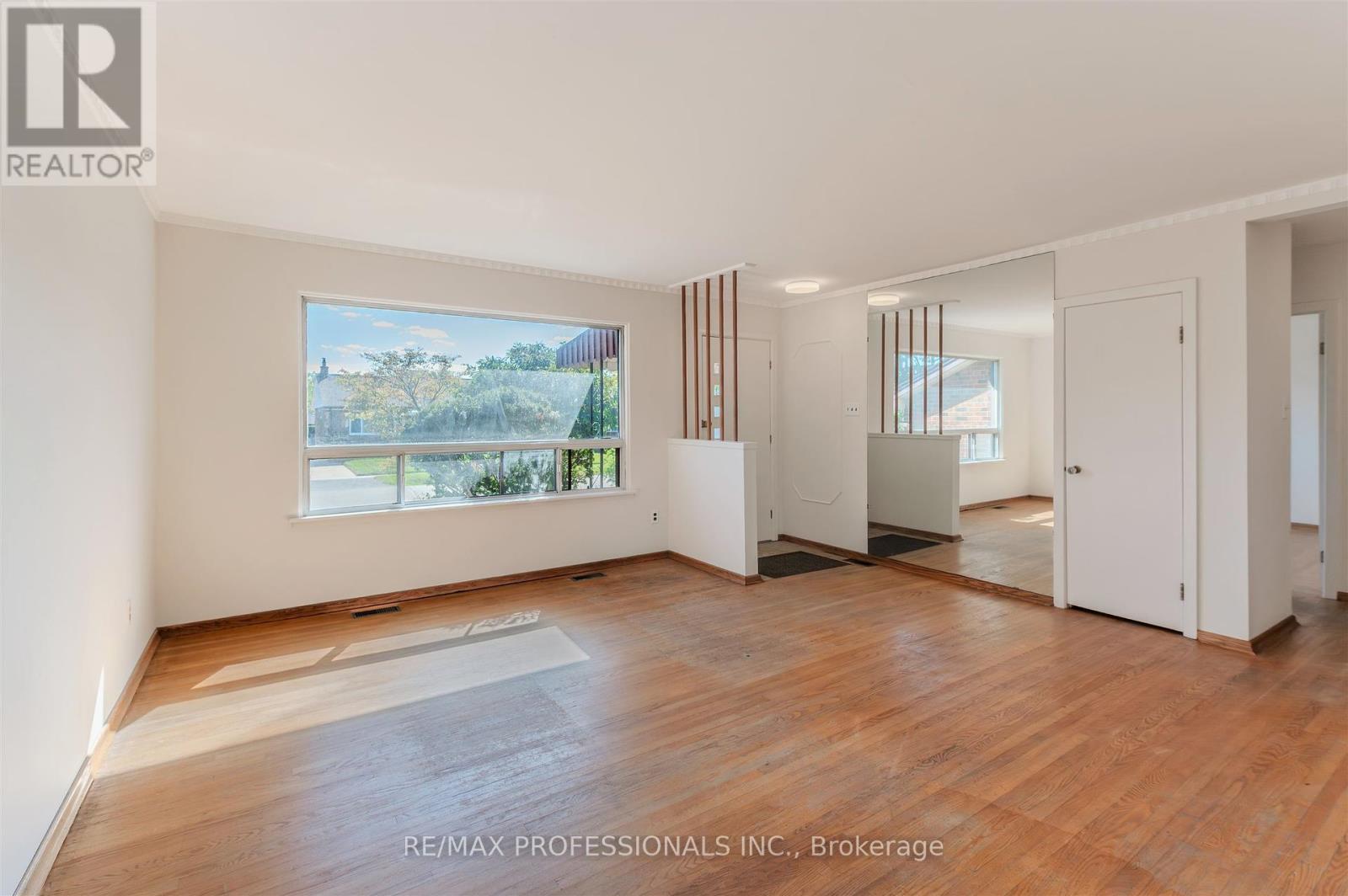 98 Ambleside Avenue, Toronto, Ontario  M8Z 2J1 - Photo 7 - W12462719