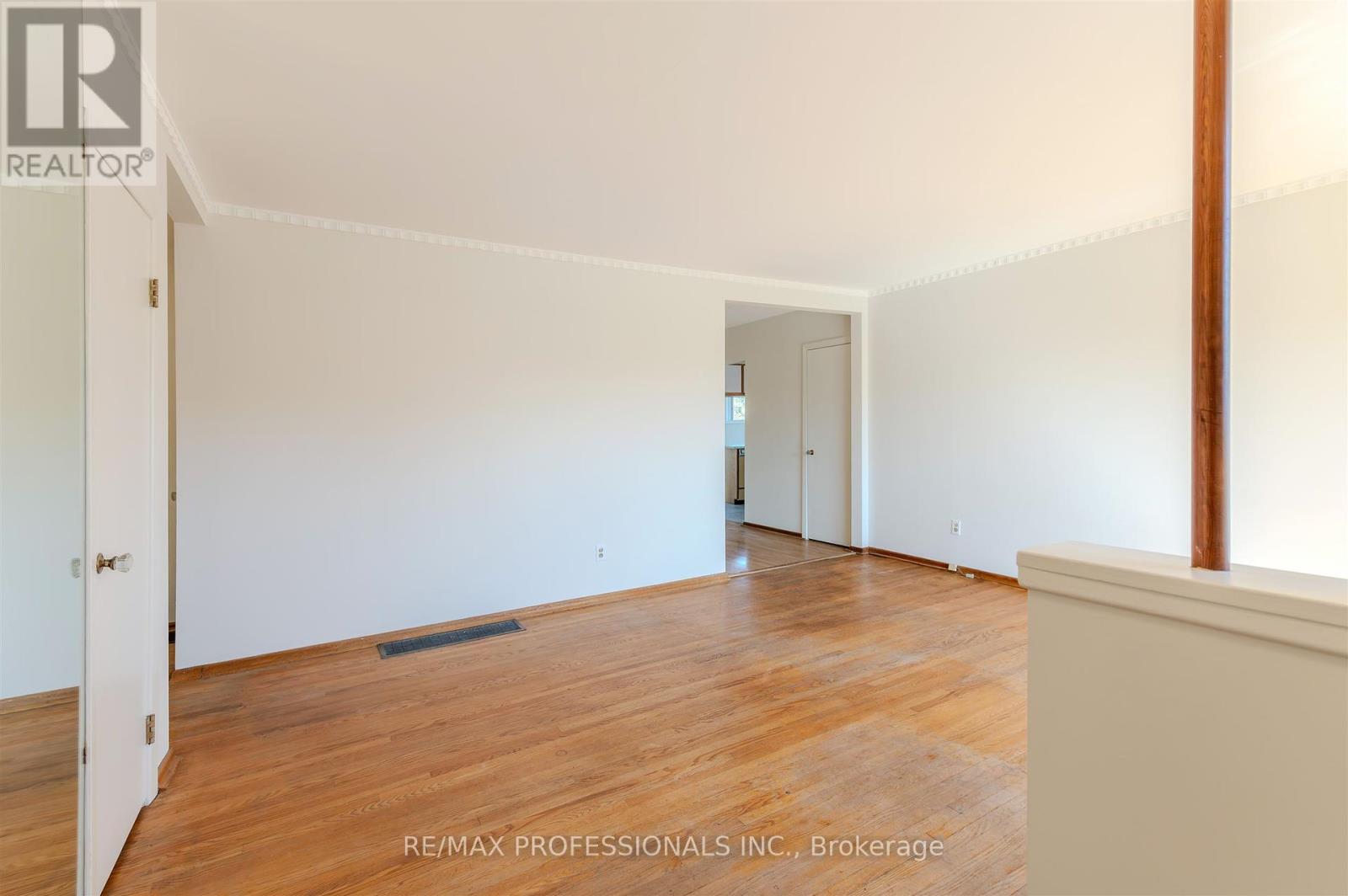 98 Ambleside Avenue, Toronto, Ontario  M8Z 2J1 - Photo 8 - W12462719