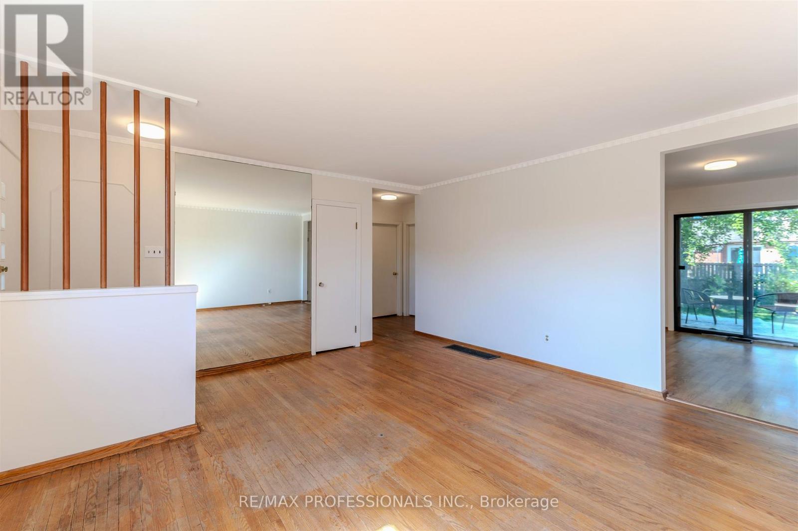 98 Ambleside Avenue, Toronto, Ontario  M8Z 2J1 - Photo 9 - W12462719
